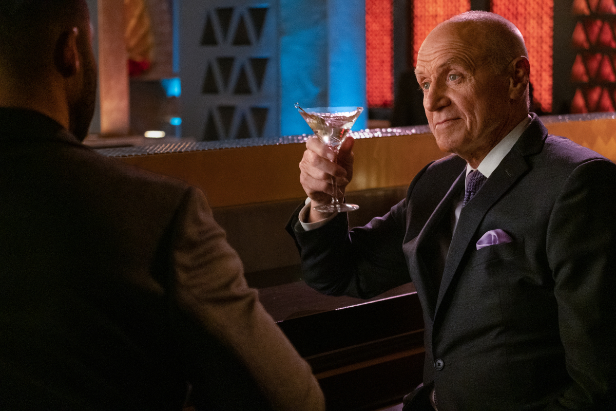 Anders drinking with Culhane on Dynasty