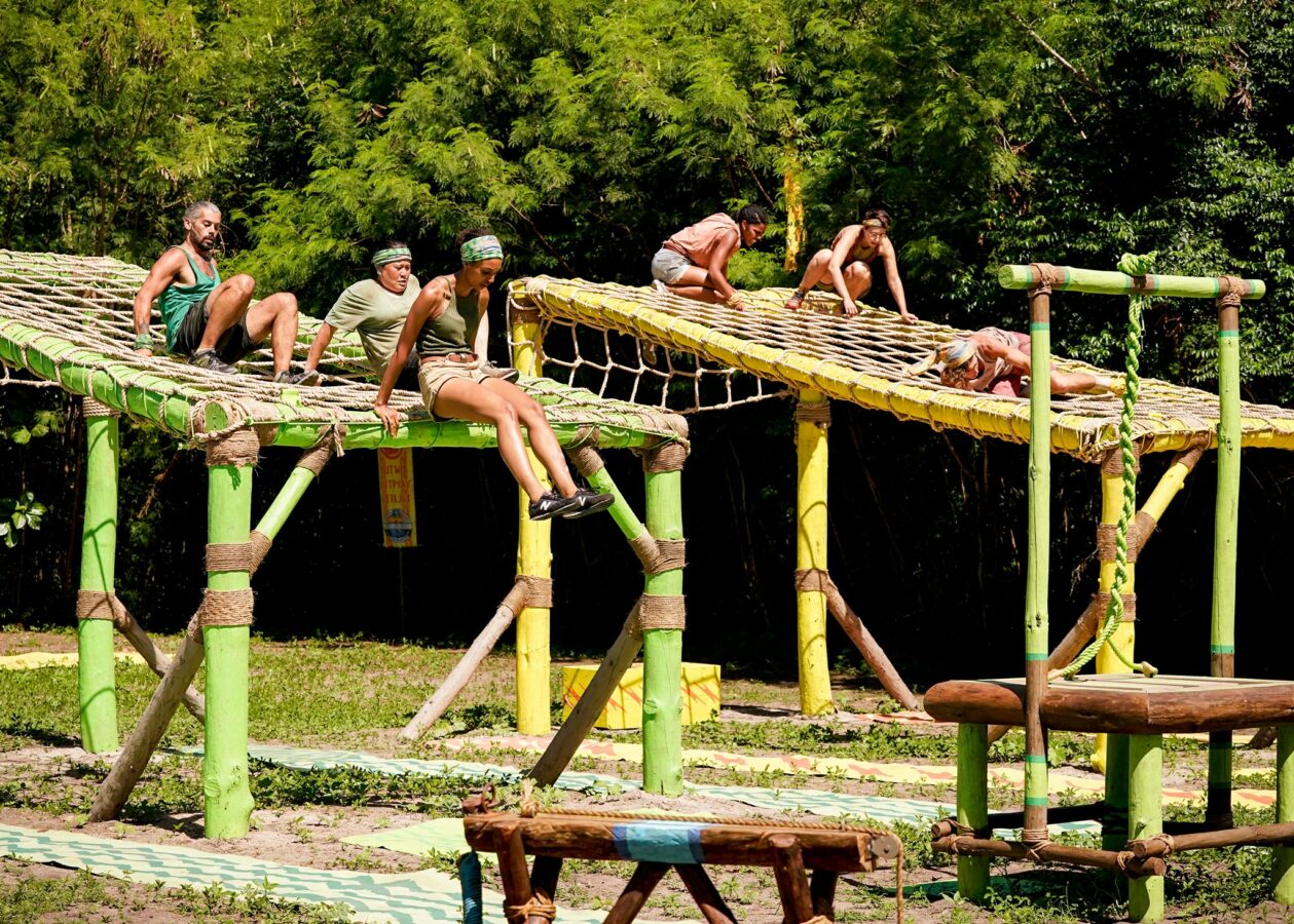 Ua and Yase competing in a immunity challenge on Survivor 41