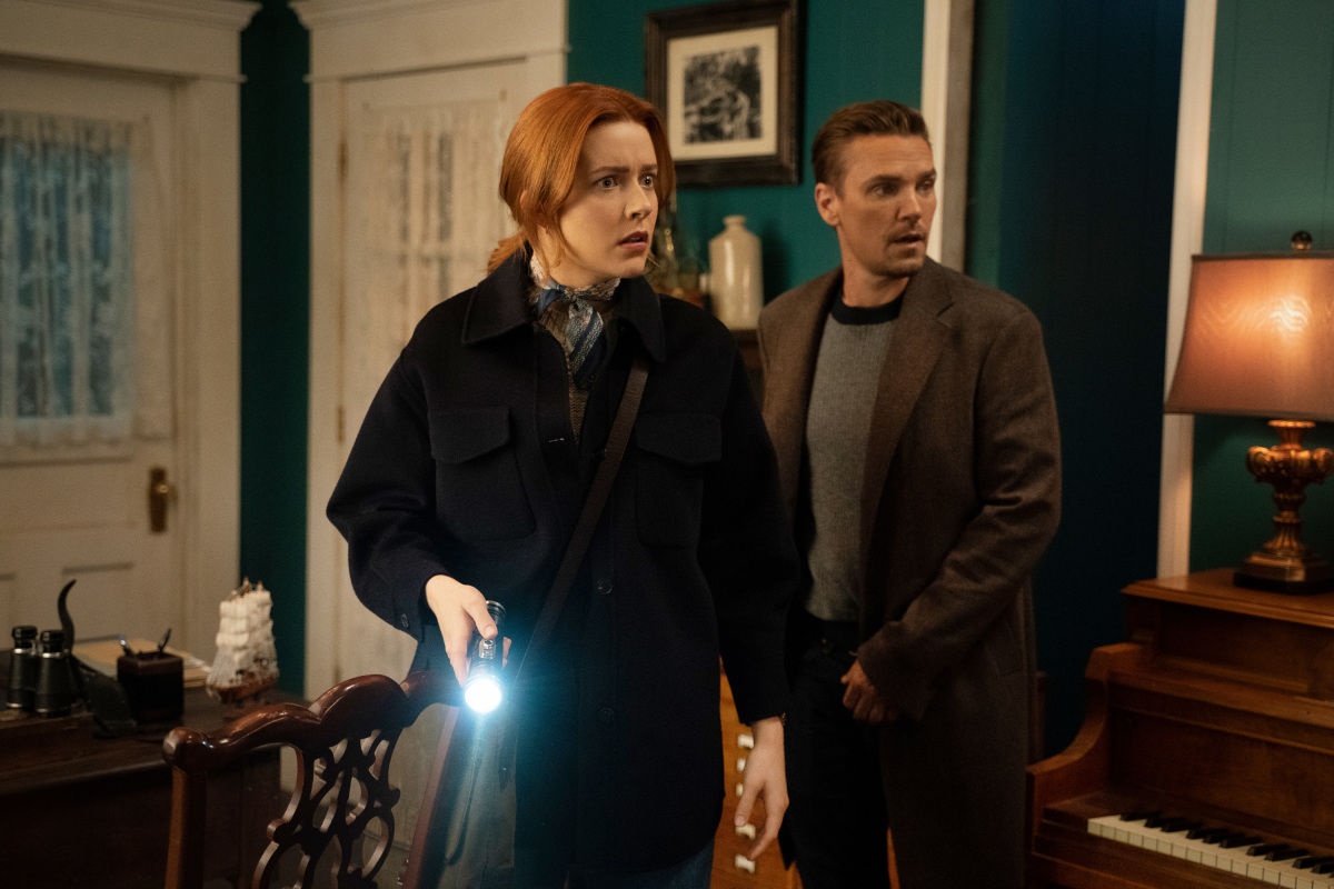 Nancy and Ryan investigating The Frozen Heart Killer ghost on Nancy Drew